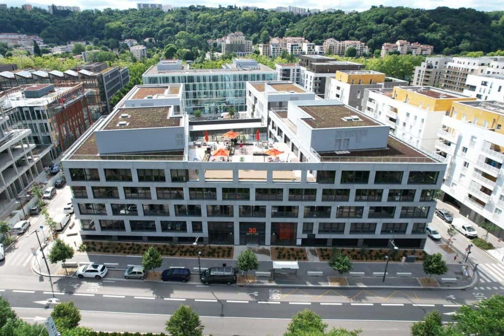 Vue extérieure de l’immeuble de bureaux Le Blok à Lyon